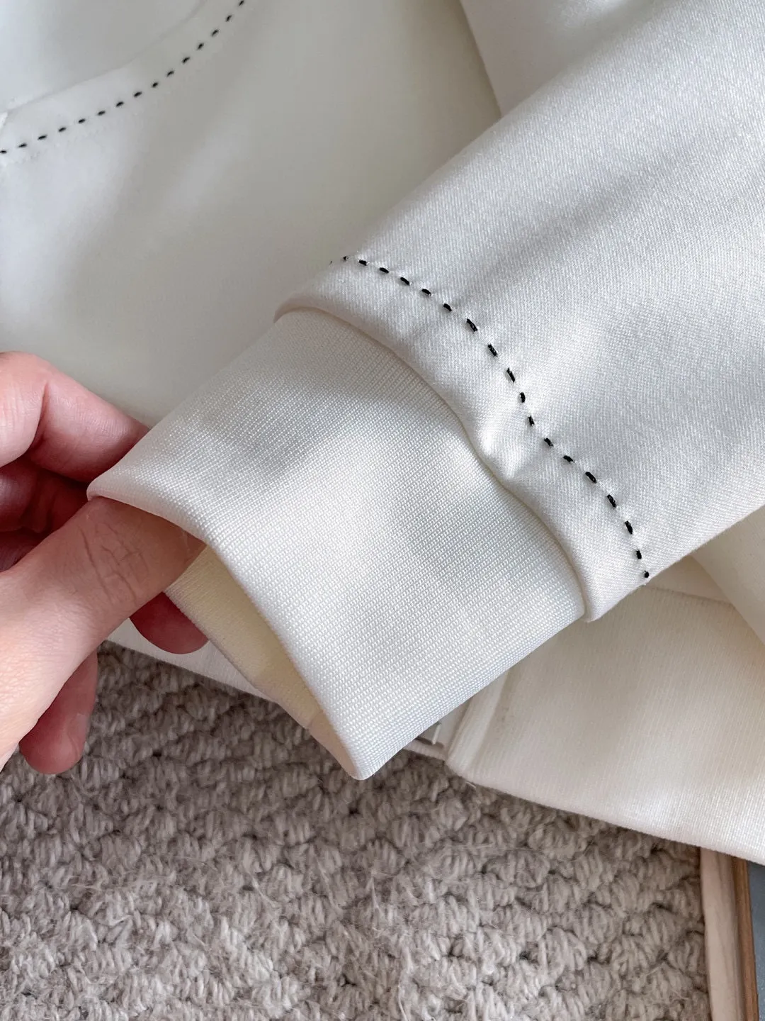 🅿️720 LV hot-selling suit is coming. Focus on the original version of the official website. 2025 new hot-selling cardigan suit. The original order is the best. 🇭🇰The meticulous work of top designers. It has a fitting and perfect upper body effect. All-natural high-quality Tencel Roman cotton 100%, close-fitting comfort, noble and elegant! Original hardware embodies elegance and nobility! Counter size: M-3XL (maximum wear up to 190 pounds)